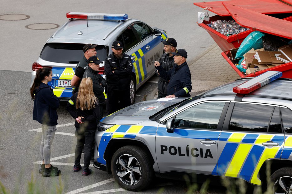 Fotografija: Minister za obrambo je potrdil, da je imel slovaški premier štiri strelne rane. FOTO: Leonhard Foeger Reuters