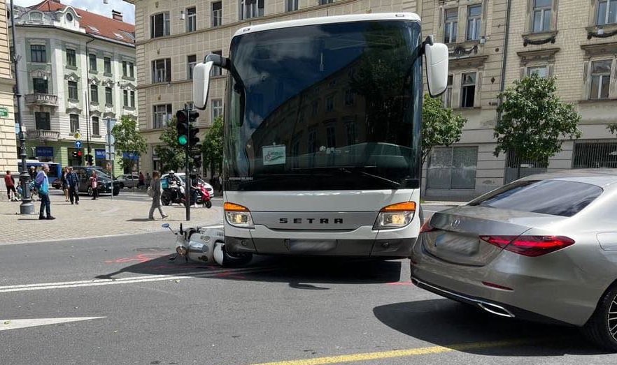 Fotografija: V nesreči sta bila udeležena voznik kolesa z motorjem in avtobus. FOTO: S. N.