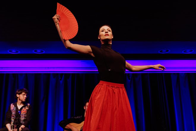 Urška Centa briše meje med elementi flamenka in sodobnega plesa. To je bil njen prvi nastop po vrnitvi z uspešne turneje v Mehiki z zasedbo Sentido Project. FOTO: Matevž Kocjan