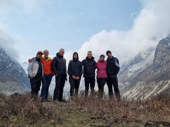 Nejc z ženo, trije vnuki, Andrej Štremfelj in nepalski nosač so se poklonili spominu na pokojnega alpinista. FOTO: Andrej Štremfelj