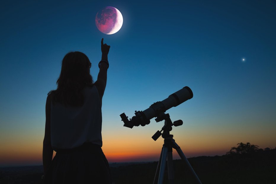 Fotografija: Girl looking at lunar eclipse through a telescope. My astronomy work. FOTO: M-gucci Getty Images/istockphoto