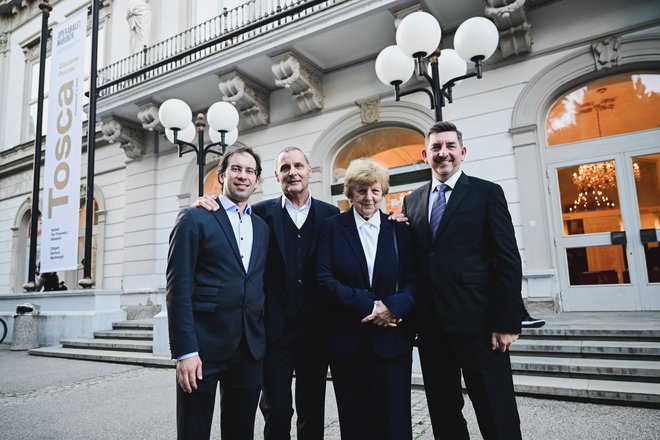 Aleš Musar z mamo Metko ter Simonom Krečičem, umetniškim vodjo Opera SNG Maribor, in Danilom Roškerjem, direktorjem SNG Maribor FOTO: MP Produkcija/pigac.si