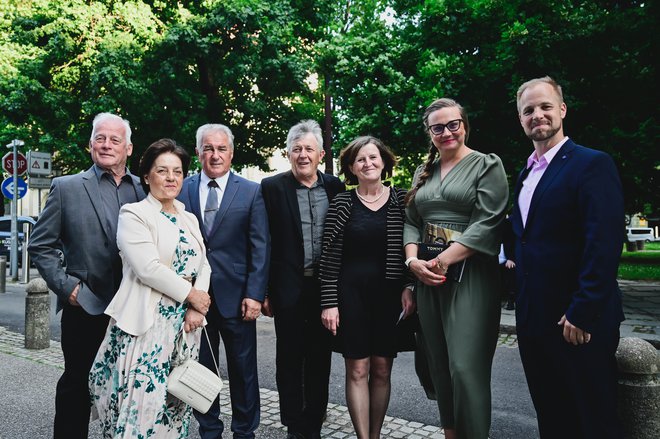 Nekdanja direktorica Pošte Marija Ribič v družbi moža Janeza Ribiča, nekdanjega politika, Alojza Gornika, Dušana in Danice Pokeržnik ter Martina in Mirjane Sušnik FOTO: MP Produkcija/pigac.si