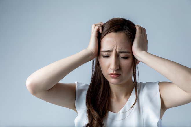 Tudi zaradi sindroma kronične utrujenosti lahko bolijo mišice. FOTO: Metamorworks/Getty Images