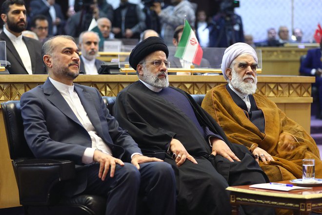 Iranski predsednik Ebrahim Raisi v sredini in levo Hossein Amir-Abdollahian FOTO: - Afp