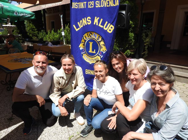 Od leve Jani Zupan, Anamarija Lampič, Karmen Vidmar, predsednica Gorenjske cone Lions klubov, in predstavnice sosednjih gorenjskih klubov