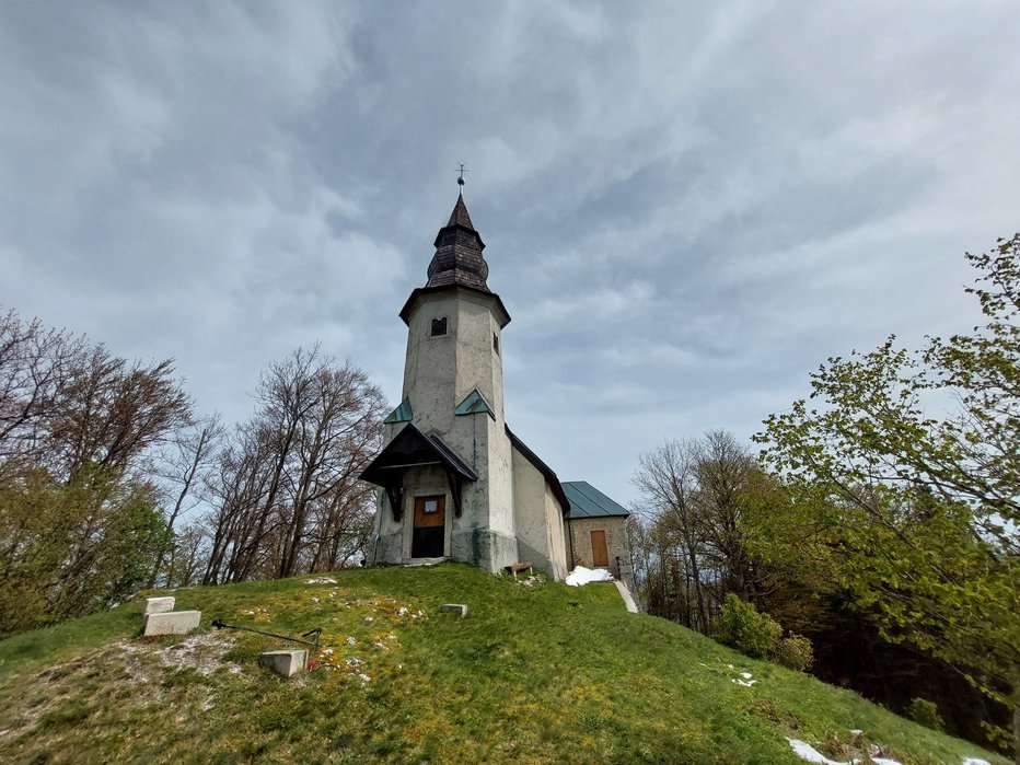 Fotografija: Na vrhu je cerkev svete Marije. FOTOGRAFIJE: Janez Mihovec