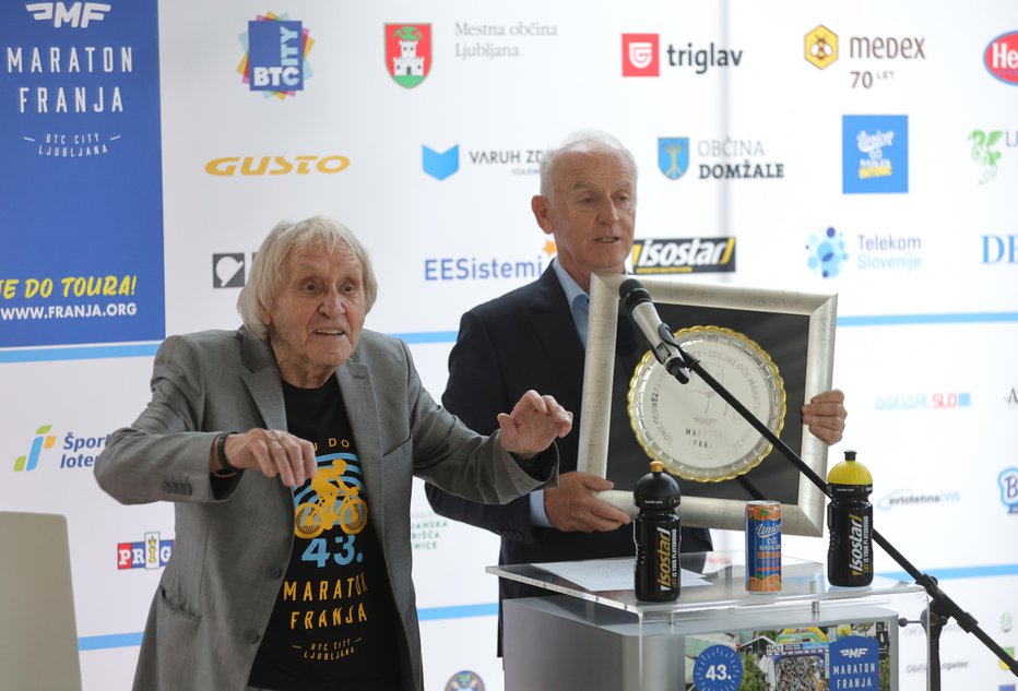 Fotografija: Jože Mermal je posebno plaketo predal 90-letnemu Tonetu Fornezziju - Tofu, ki je ob tem spisal himno maratona.