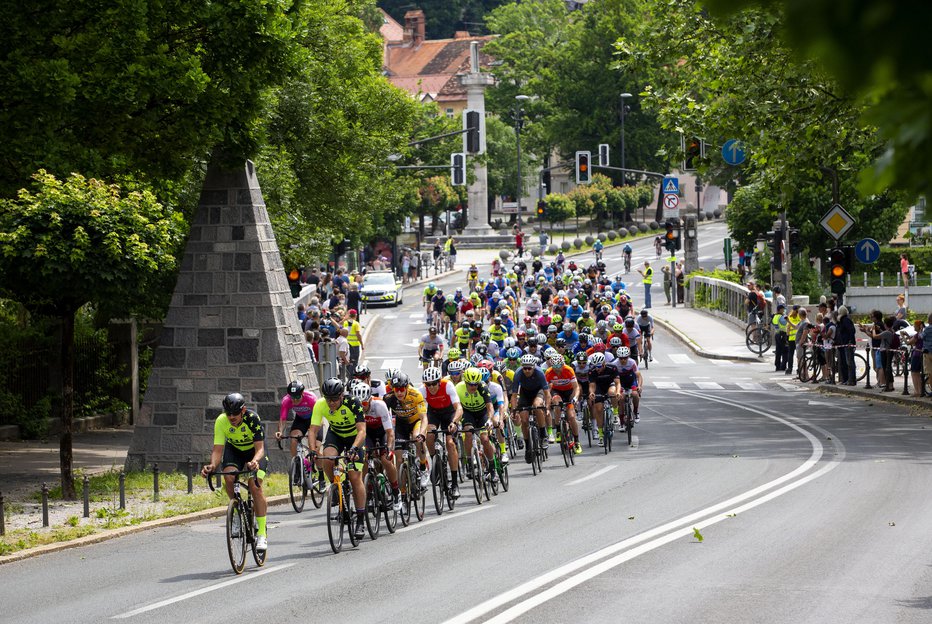 Fotografija: Kolesarji med vožnjo skozi center Ljubljane na malem maratonu Franja. FOTO: Matej Družnik