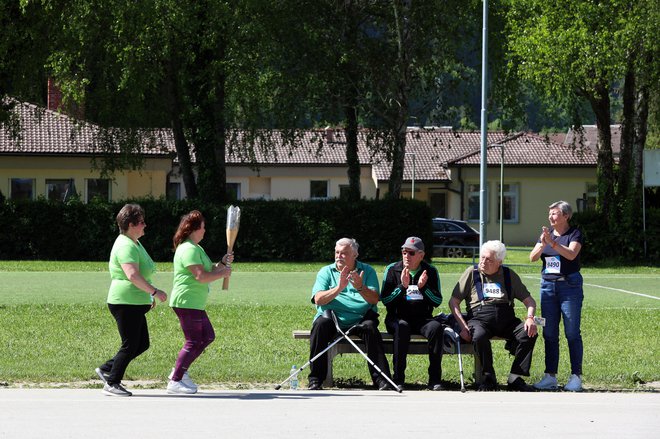 Tudi bolj izkušeni rekreativni športniki z veseljem poprimejo za baklo in ji zaploskajo.