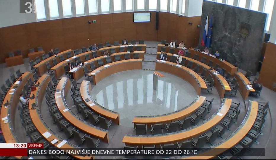 Fotografija: Dobro uro po začetku seje je bila dvorana že skoraj prazna. FOTO: RTV Slovenija