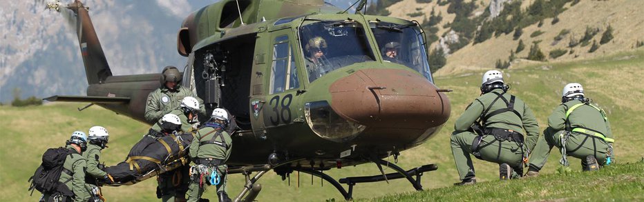 Fotografija: Na vojaški helikopter, ki je bil na drugi poti in je moral dotočiti gorivo, so v Bovcu dolgo čakali. FOTO: Slovenska vojska