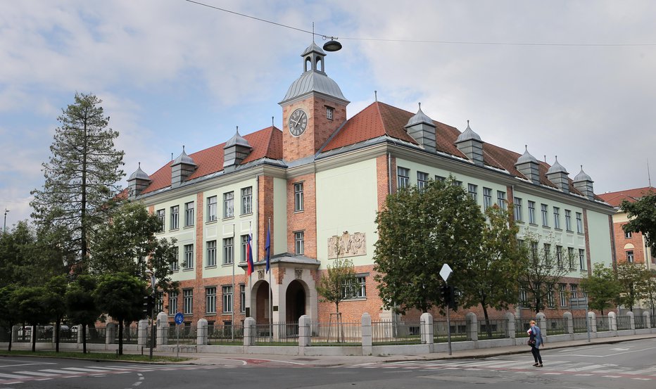 Fotografija: Znamenita stavba, v kateri je ministrstvo za zunanje in evropske zadeve, je delo arhitekta Maksa Fabianija. FOTO: Jože Suhadolnik