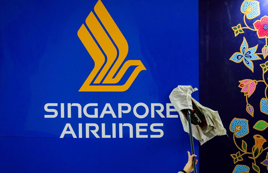 Fotografija: Logotip družbe Singapore Airlines. FOTO: John Macdougall Afp