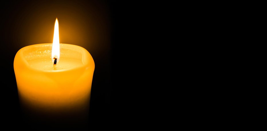 Fotografija: Banner. White candle burns on a black background. Place for the text, postcard. The concept of grief,sorrow, sadness saving light, copy space,mocap, religion,poster, template, postcard FOTO: Anna Scherbina Getty Images