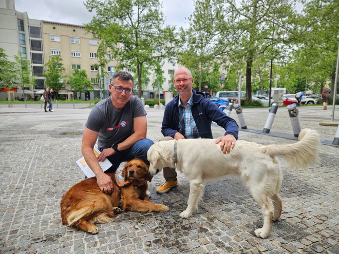 Gorski reševalec Primož Bajt (levo) in Janez Toni s PZS opozarjata lastnike, naj poskrbijo za varnost svojih psov. FOTO: Tina Horvat