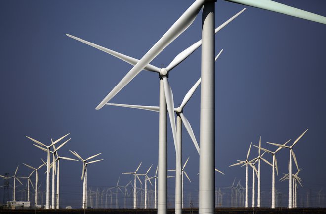 1. Kitajska je med največjimi vlagateljicami v vetrno energijo.
FOTO: Carlos Barria/Reuters

2. Toplotne črpalke se čedalje bolj uporabljajo za gretje
in hlajenje hiš, stanovanj in poslovnih prostorov, s tem
pa raste poraba elektrike.
FOTO: Getty Images

3. Velikanska solarna polja v Italiji
FOTO: Claudia Greco/Reuters

4. Termoelektrarne so še vedno pomemben vir električne
energije po svetu. FOTO: Wolfgang Rattay/Reuters

5. Tudi pri nas razmišljajo o novi jedrski elektrarni.
FOTO: Leon Vidic