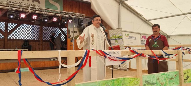 Župnik je blagoslovil traktorje in starodobnike. FOTO: S. N.