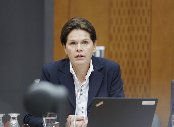 Alenka Bratušek, ministrica za infrastrukturo. FOTO: Jože Suhadolnik