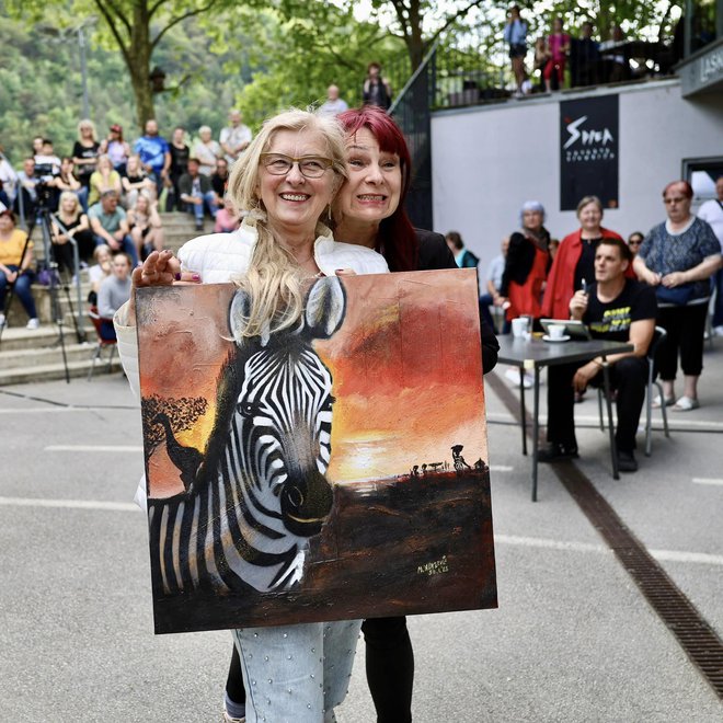 Celjska odvetnica Alenka Pečnik in Violeta Tomič sta na dražbi ponudili največjo vsoto za vrhunsko sliko zebre Milana Alaševića. FOTO: Gregor Katič