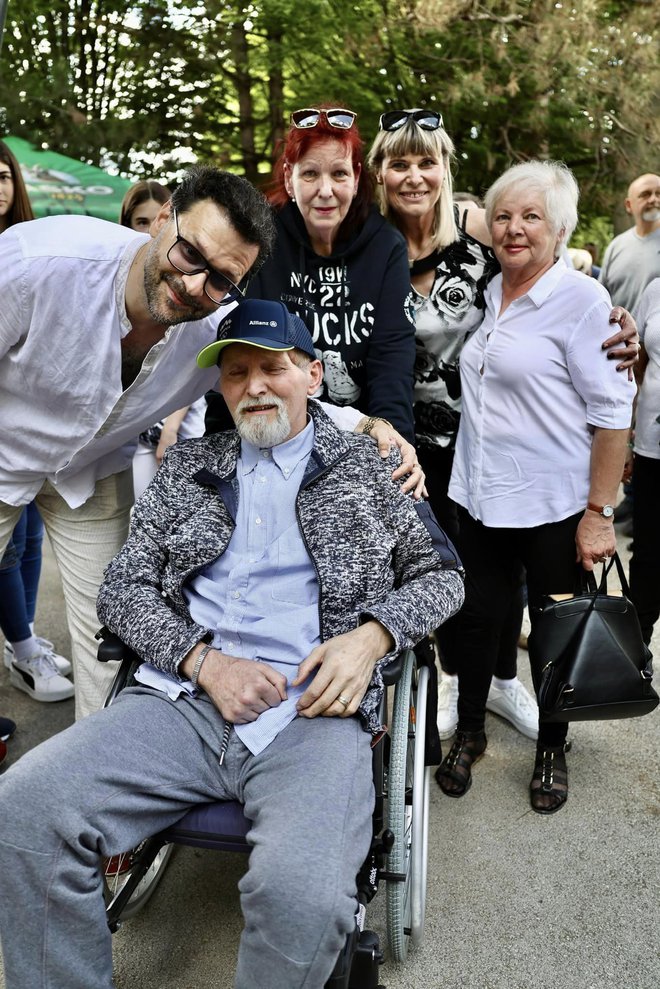 Iztok Gartner z Antoniem Čemažarjem, njegovo ženo Stanko, Ingrid Glušič in Antonijevo mamo Viko FOTO: Gregor Katič