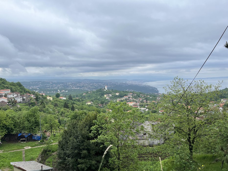 Fotografija: Pogled na obalo Jadranskega morja in mesto Opatijo. Foto: Albina Podbevšek