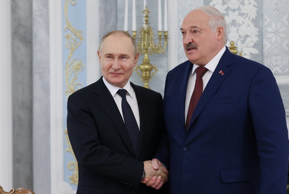 Fotografija: Vladimir Putin z beloruskim kolegom Aleksandrom Lukašenkom FOTO: Mikhail Metzel Via Reuters