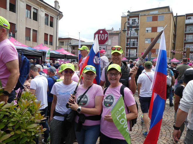 Slovenski navijači so se začeli zbirati že na startu 19. etape v Furlaniji - Julijski krajini. FOTO: Miroslav Cvjetičanin