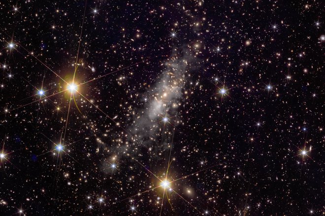 Ogromna kopica galaksij Abell 2390, ki je od Zemlje oddaljena 2,7 milijarde svetlobnih let.