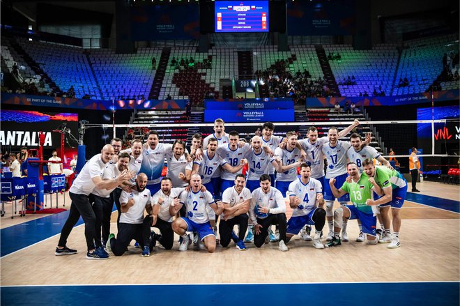 Veselje slovenske odbojkarske reprezentance po zmagi nad evropsko prvakinjo Poljsko je bilo ogromno. FOTO: volleyballworld