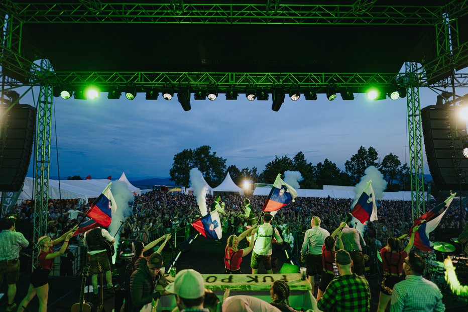 Fotografija: Pod odrom se je zbrala nepregledna množica. FOTOGRAFIJE: Rok Deželak, Žan Zajc 