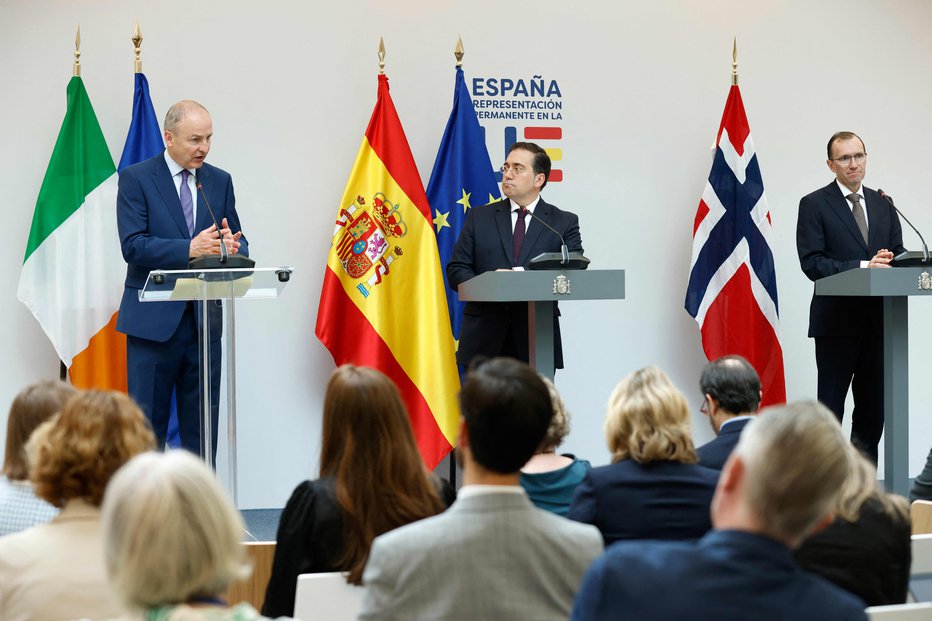 Fotografija: Od leve proti desni: irski zunanji minister Micheal Martin, njegov španski kolega Jose Manuel Albares in norveški zunanji minister Espen Barth Eide. FOTO: Kenzo Tribouillard Afp