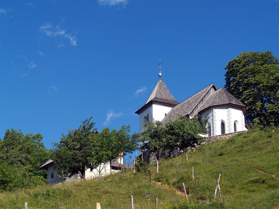 Fotografija: Cerkev je navadno zaklenjena, a z lepo besedo se v mežnariji da dobiti ključ. FOTOGRAFIJE: Janez Mihovec