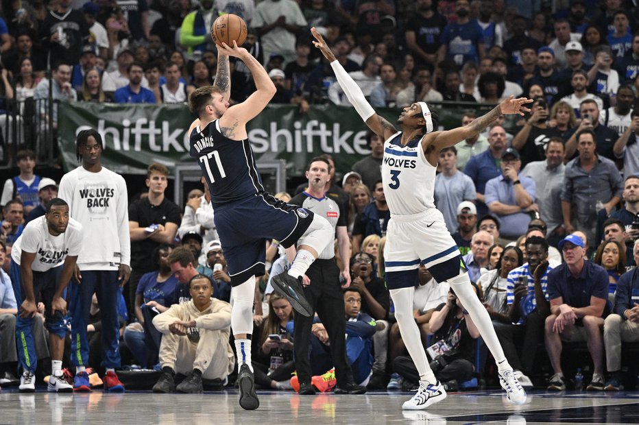 Fotografija: Minnesotin Jaden McDaniels se je raztegnil, a za Luko Dončića ni ovir pri rešetanju nasprotnega koša. FOTO: Jerome Miron/Usa Today Sports