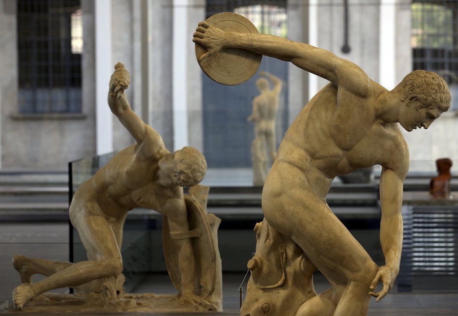 Fotografija: Skulptura Discobolus (R) v Fundaciji Prada v Milanu FOTO: Stefano Rellandini Reuters Pictures