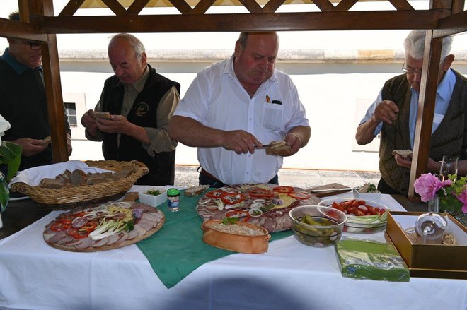 Druženje in pogostitev sta obvezna sestavna dela takšnih ocenjevanj.