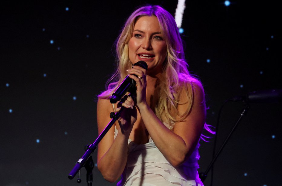 Fotografija: Kate Hudson se dobro znajde tudi na pevskem odru. FOTO: Aude Guerrucci/Reuters