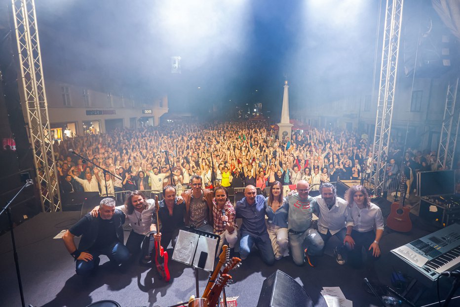 Fotografija: California je ob predlanski vrnitvi napolnila kranjski Glavni trg, letos se vrača z novo glasbo. FOTO: ANŽE KRŽE