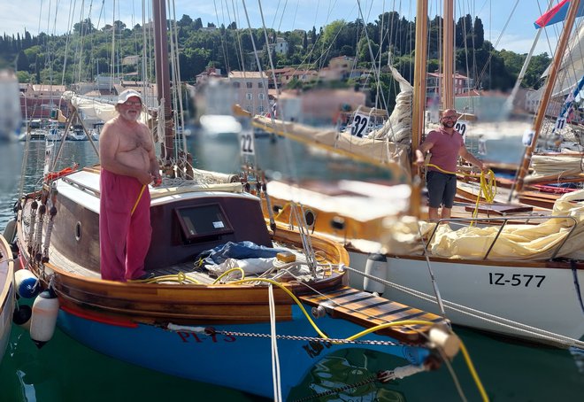 Oče in sin Aleksander in Kristjan Kerin iz Izole vsak na svoji stari lesenjači FOTO: Janez Mužič