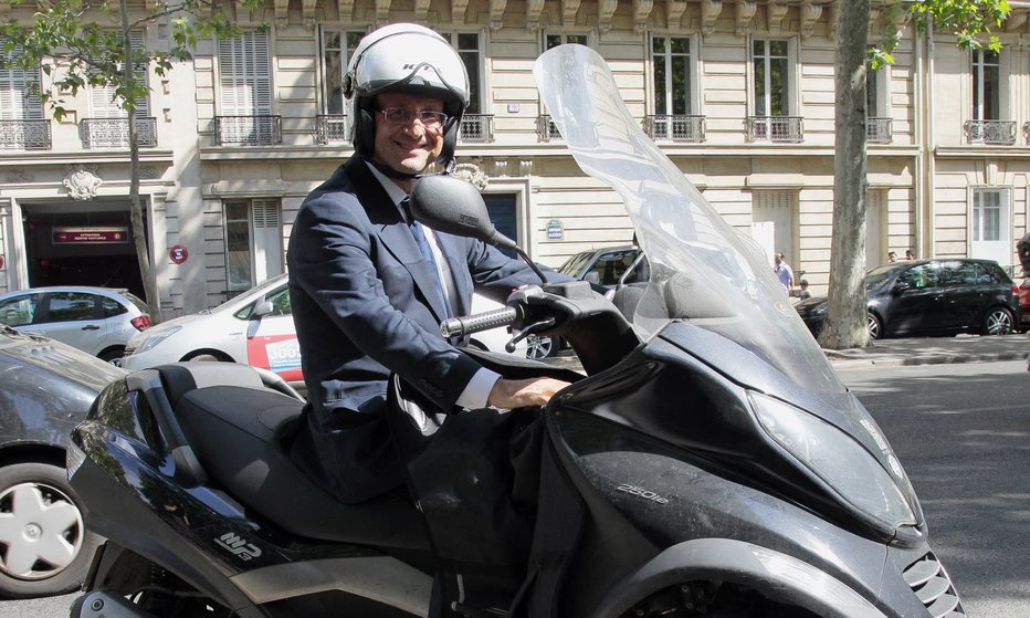 Fotografija: François Hollande na svojem skuterju v Parizu leta 2011 FOTO: Jacques Demarthon/AFP/Getty Images