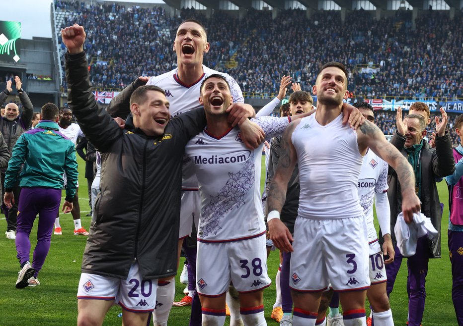 Fotografija: Italijanski reprezentant Andrea Belotti (levo) in član Srbije Nikola Milenković (najvišji) bosta pomembna aduta Fiorentine. FOTO: Yves Herman/Reuters