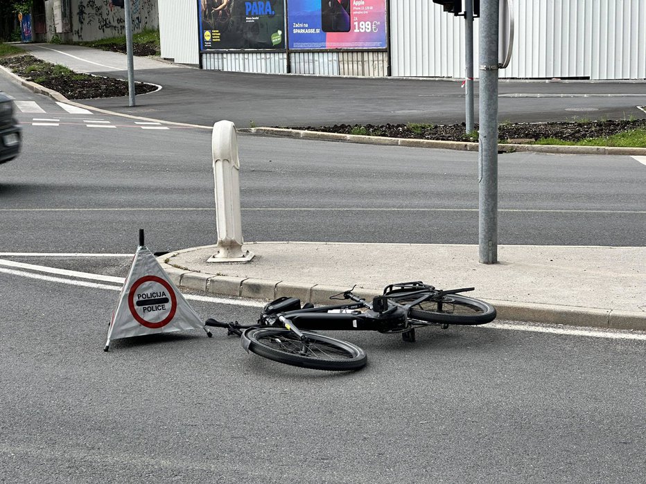 Fotografija: Kolesar se je v nesreči precej poškodoval. FOTO: R. S.