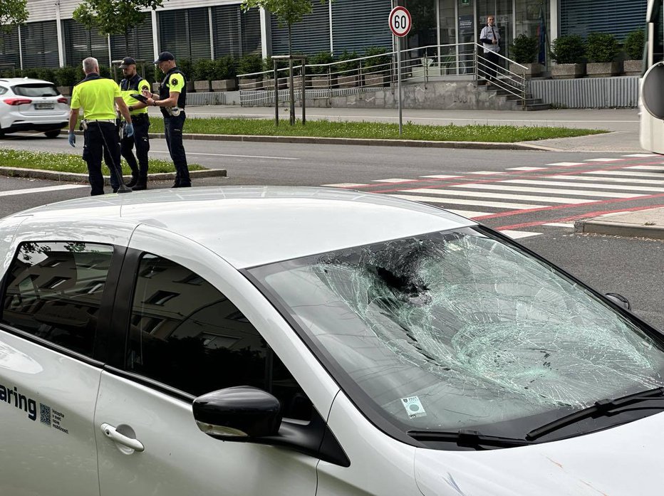 Fotografija: Policisti na kraju nesreče. FOTO: R. S.