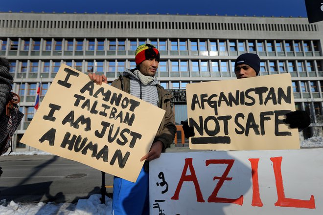 Shod Amnesty International in azilantov proti zakonu o tujcih pred parlamentom leta 2017. FOTO: Jože Suhadolnik