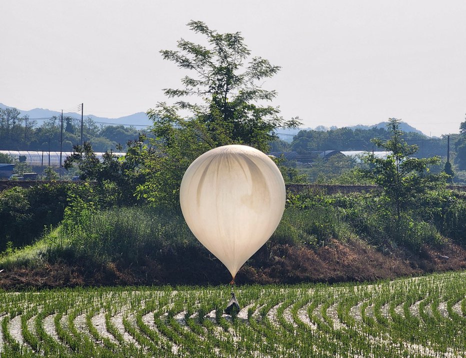 Fotografija: Balon s smetmi FOTO: Yonhap News Agency Via Reuters