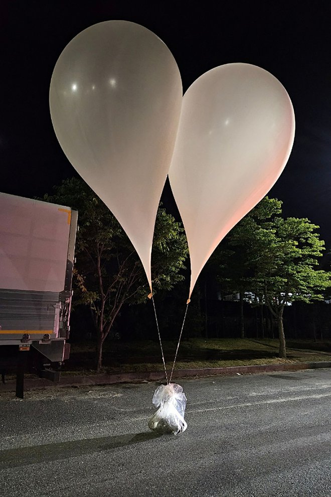 Ozemlje Južne Koreje so preplavili smrdljivi baloni. FOTO: Handout Afp