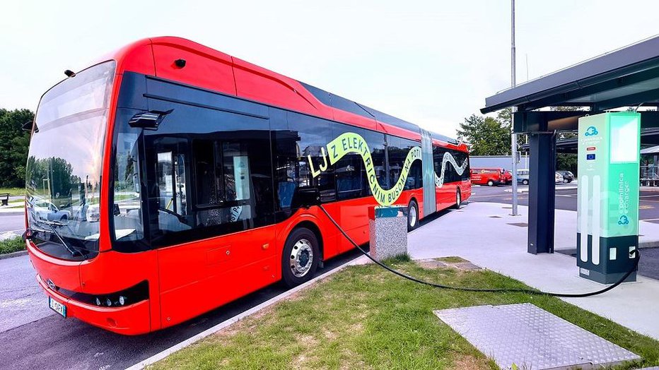 Fotografija: Testno polnjenje so izvedli na ultrahitrih polnilnicah v Ljubljani. FOTO: Iztok Pipan/Petrol