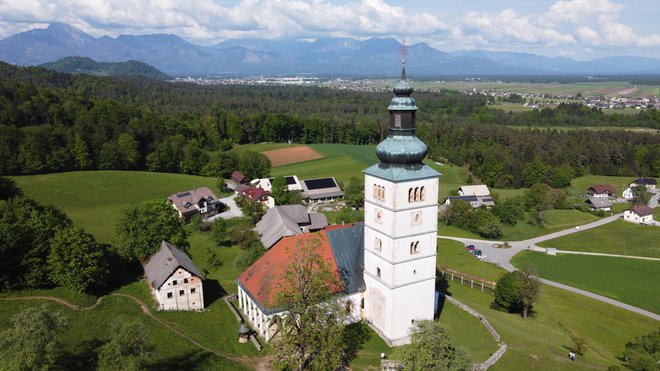 V Crngrobu stoji mogočna cerkev.