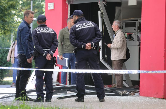 Fotografija razstreljenega bankomata na Parmski cesti. FOTO: Dejan Javornik