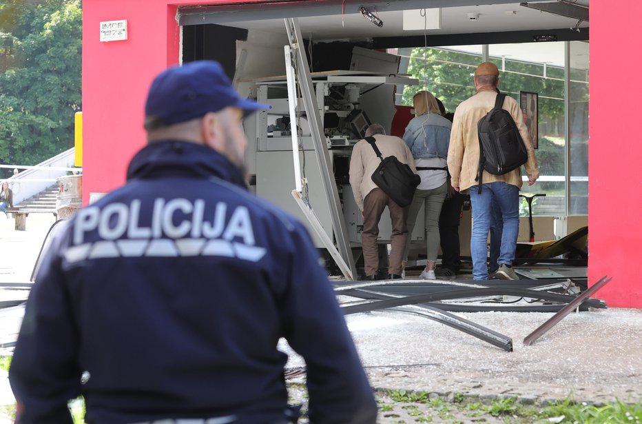 Fotografija: Fotografija razstreljenega bankomata na Parmski cesti. FOTO: Dejan Javornik